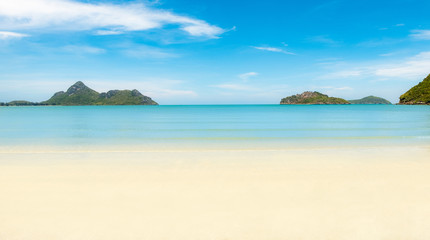 Obraz premium The sea of beautiful tropical beaches with calm skies Sea view and sand beach, summer travel background