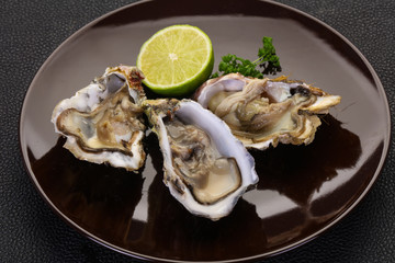 Oysters with lime and parsley