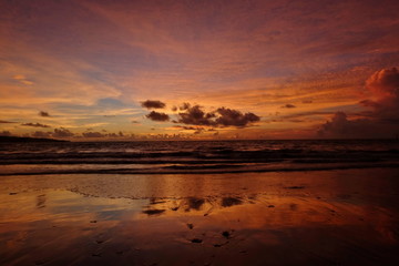 Fototapeta na wymiar the beauty of Jimbaran beach in Bali Indonesia at dusk with the sun disappearing