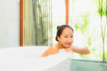 Obraz na płótnie Canvas Portrait beautiful young asian woman in the bathtub for take a bath