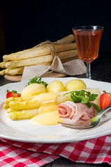 asparagus with light ham and bechamel sauce
