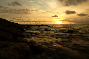 Obraz premium the beauty of panati Kuta Bali at dusk, with stunning orange and gold colors