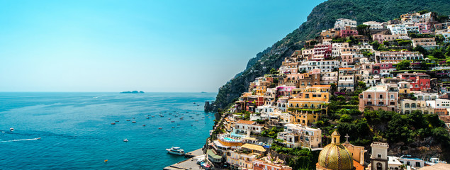 Panorama van de verbazingwekkende kust van Amalfi. Positano, Italië