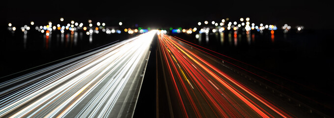 sentiers lumineux et lumières de la ville sur l& 39 autoroute
