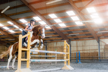 belle cavalière s'entrainant au saut