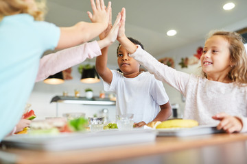 Kinder geben sich ein High Five