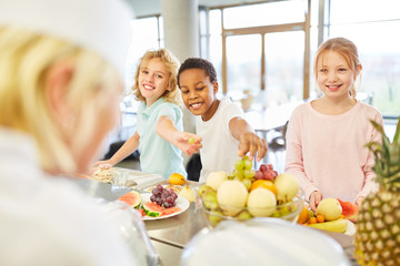 Kinder am Obst Büffet der Cafeteria