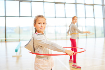 Mädchen machen Sport mit Gymnastik Reifen