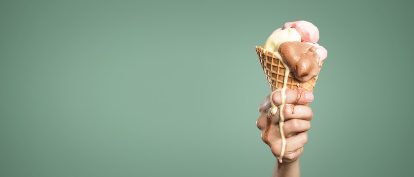 Eis schmilzt in der Hand Panorama