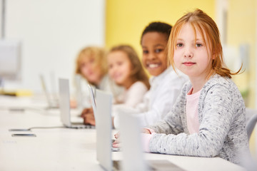Fototapeta premium Kinder in der Grundschule mit Laptop
