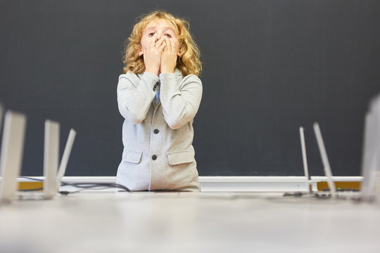 Sch&uuml;ler steht in einer Pr&uuml;fung an der Tafel