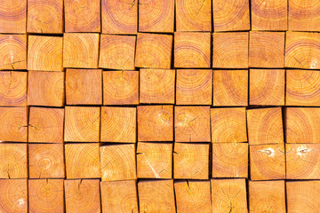 Schön geschlichtete braune Holzbalken als Hintergrund