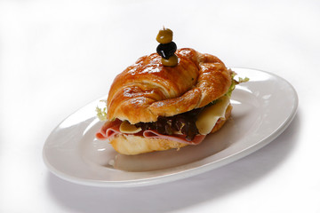 The croissant is a piece of bakery of Austrian origin, whose version was published in France. It is made with a puff pastry that contains yeast, butter, ham, cheese, lettuce and olives.