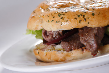 The croissant is a piece of bakery of Austrian origin, whose version was published in France. It is made with a puff pastry that contains yeast, butter, ham, cheese, lettuce and olives.