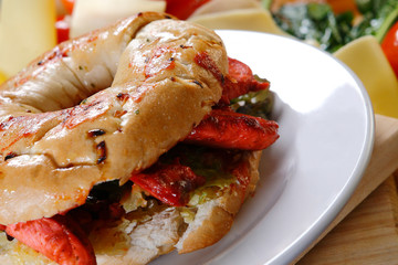 The croissant is a piece of bakery of Austrian origin, whose version was published in France. It is made with a puff pastry that contains yeast, butter, ham, cheese, lettuce and olives.