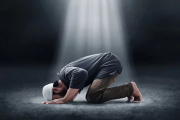 Fotobehang Religious asian muslim man praying © fotokitas