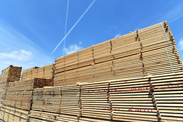 Lagerung von Holzbrettern - Stapel Holz im Sägewerk // Storage of wooden boards - stack of wood in sawmill