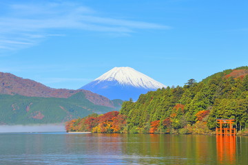 日本の風景・観光・旅行　箱根・芦ノ湖からの富士山
