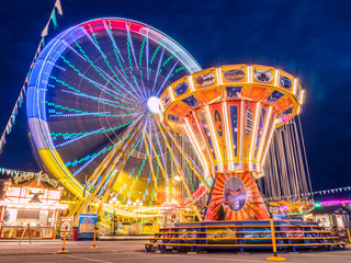 Riesenrad und Kettenkarussell am Abend auf dem Jahrmarkt