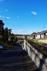 晴れた日の団地の下り坂