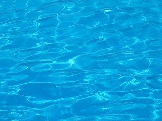 Obraz premium ripple reflect sunlight on transparent water surface in resort swimming pool