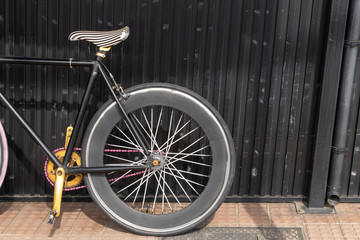Fototapeta na wymiar 壁に立てかけた自転車