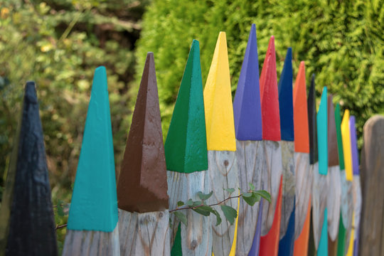 Zaunspitzen wie Buntstiften in verschiedenen Farben