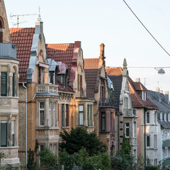 Fototapeta premium Straßenzug im Stuttgarter Osten in der Abendsonne