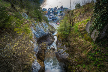 Wasserfall über Hallstatt in den Bergen von Österreich