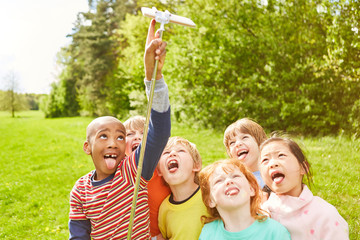 Kinder haben Spaß und machen albernes Selfie