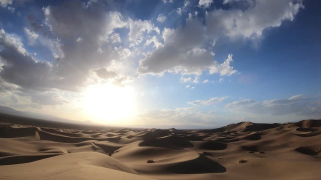 Zeitraffer eines Sonnenuntergangs in der W&uuml;ste. Aufnahme im Iran in der N&auml;he von Yazd