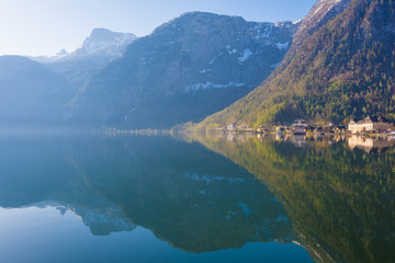 Berge spiegeln sich auf dem See in Hallstatt - Salzkammergut in Österreich