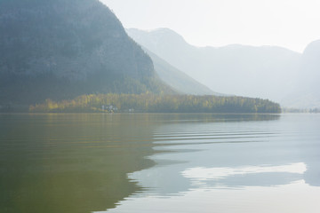 Nebel auf dem Hallstätter See in den Alpen von Österreich