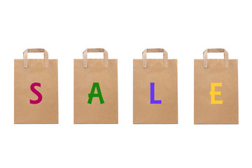 Bolsas de papel reciclable marrón con la palabra Sale rebajas sobre un fondo blanco aislado. Vista...
