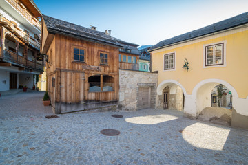 Häuser in Hallstatt im Sonnenaufgang - Alpen in Österreich