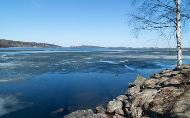 Fototapeta na wymiar view of a partly frosty lake