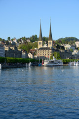 Obraz premium Blick von der Seebrücke auf die Hofkirche St. Leogedar, Luzern, Schweiz
