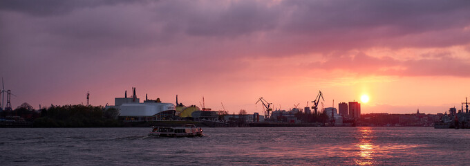 Fototapeta na wymiar Sonnenuntergang im Hamburger Hafen