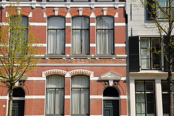 Obraz premium Historical facades with carvings located along Oude Delft Canal, Delft, Netherlands