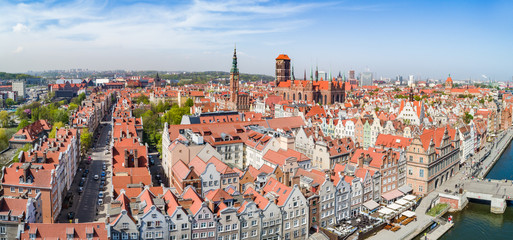Naklejka na ściany i meble Gdańsk panorama z lotu ptaka. Krajobraz gdańska stare miasto z rzeką Motławą.