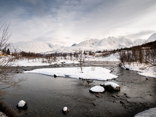 rivière gelée dans les fjords