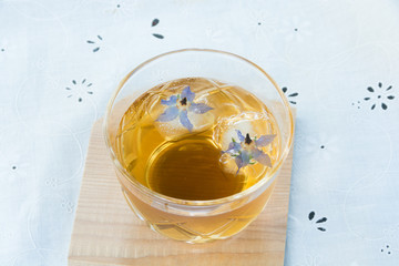 ボリジの花を浮かべた冷茶