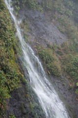岩肌を流れる滝　フンベの滝