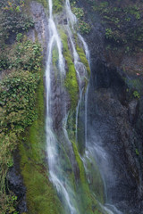 岩肌を流れる滝　フンベの滝