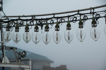 霧の中の漁船の集魚灯