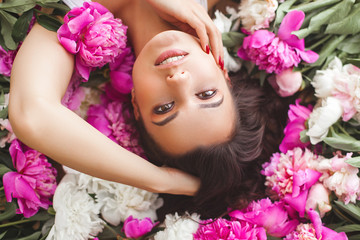 Obraz na płótnie Canvas Close up portrait of young beautiful woman with flowers