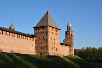 Fototapeta na wymiar Veliky Novgorod. The spring view of the Pokrovskaya and Kokuy towers of the Kremlin on a sunny day