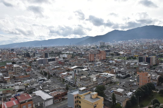 ciudad bogota monta&ntilde;a calles nubes cielo arquitectura parques edificios casas paisaje 