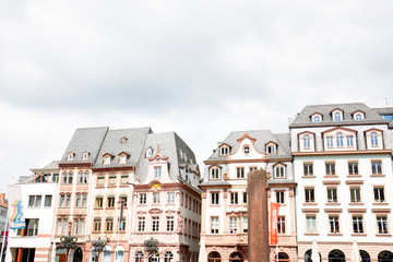 Fototapeta premium blick auf historische gebäude auf dem marktplatz in mainz deutschland fotografiert während einer besichtigungstour an einem bewölkten sonnigen tag