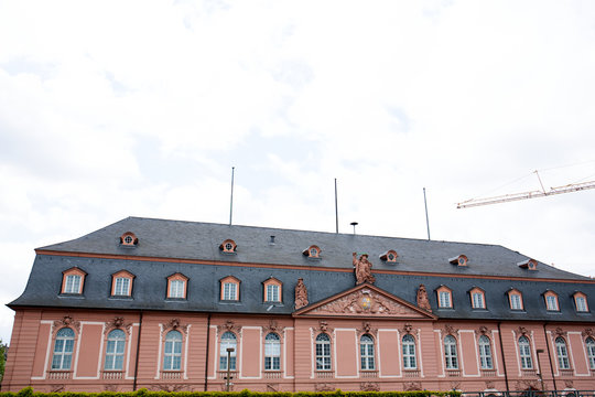 vollansicht des oberen gebäudeteils eines historischen gebäudes in mainz deutschland fotografiert während einer besichtigungstour an einem bewölkten sonnigen tag